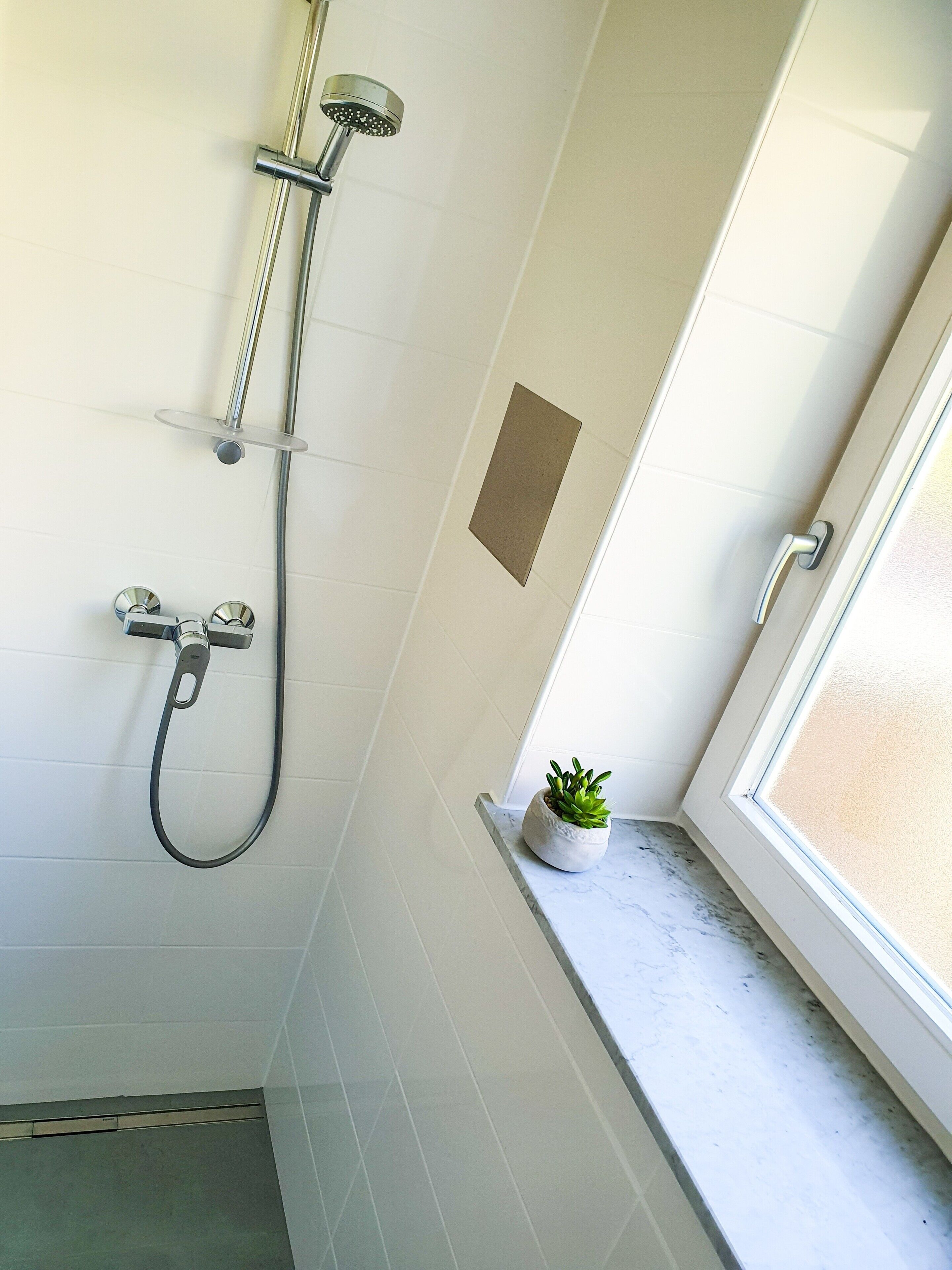 Dusche, Haartrockner, Handtücher