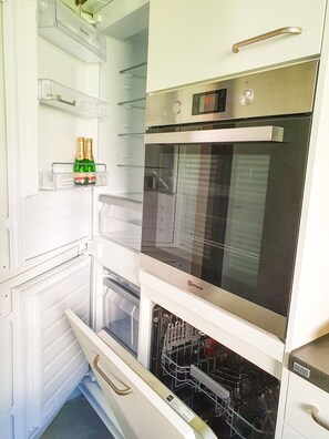 Fridge, oven, stovetop, dishwasher