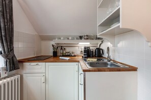 Fridge, stovetop, coffee/tea maker, electric kettle