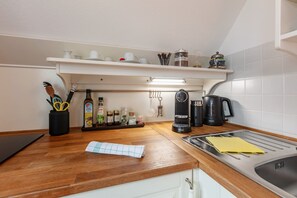 Geladeira, cooktop, cafeteira/chaleira, chaleira elétrica