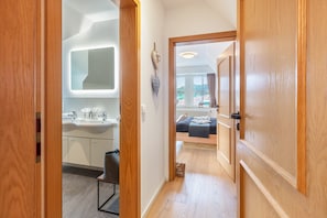 1 habitación, tabla de planchar con plancha, wifi gratis y ropa de cama