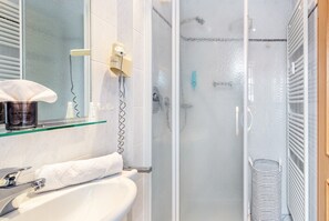 Shower, hair dryer, towels - Apartment 'Seaside' with Shared Garden, Balcony and Wi-Fi (Schluchsee)