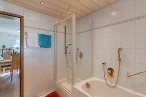 Shower, hair dryer, towels - Apartment 'Ferienwohnung Gabriele' with Mountain View, Private Terrace and Wi-Fi (Lauf)