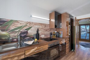 Fridge, microwave, oven, stovetop - Apartment 'Ferienwohnung Gabriele' with Mountain View, Private Terrace and Wi-Fi (Lauf)