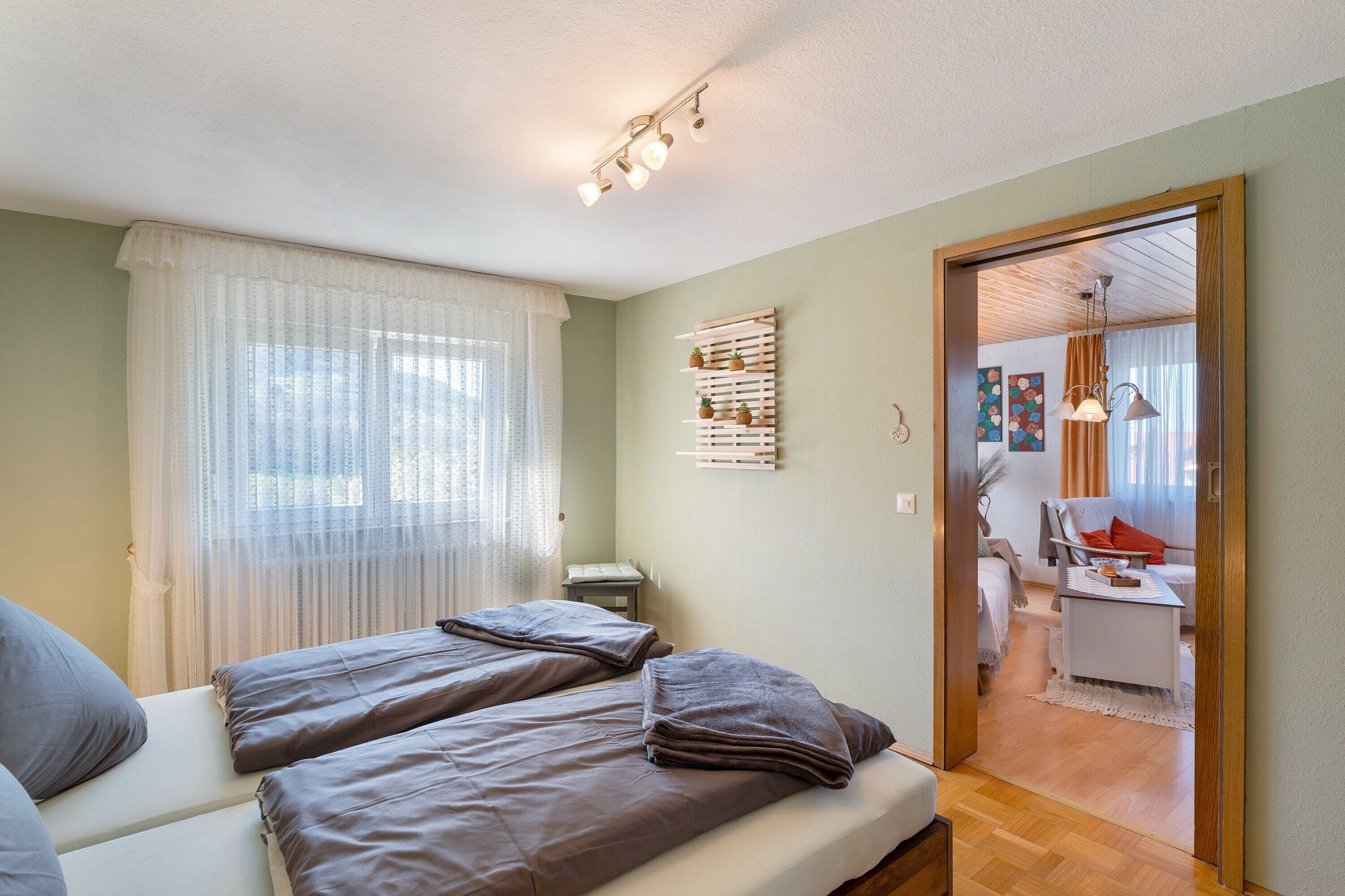 1 slaapkamer, een strijkplank/strijkijzer, gratis wifi, beddengoed