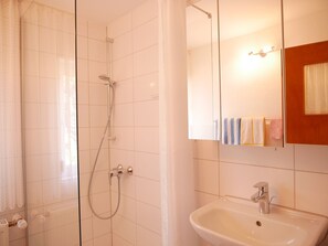 Shower, hair dryer, towels - Apartment 'Börsighof' with Shared Garden and Wi-Fi (Seebach)