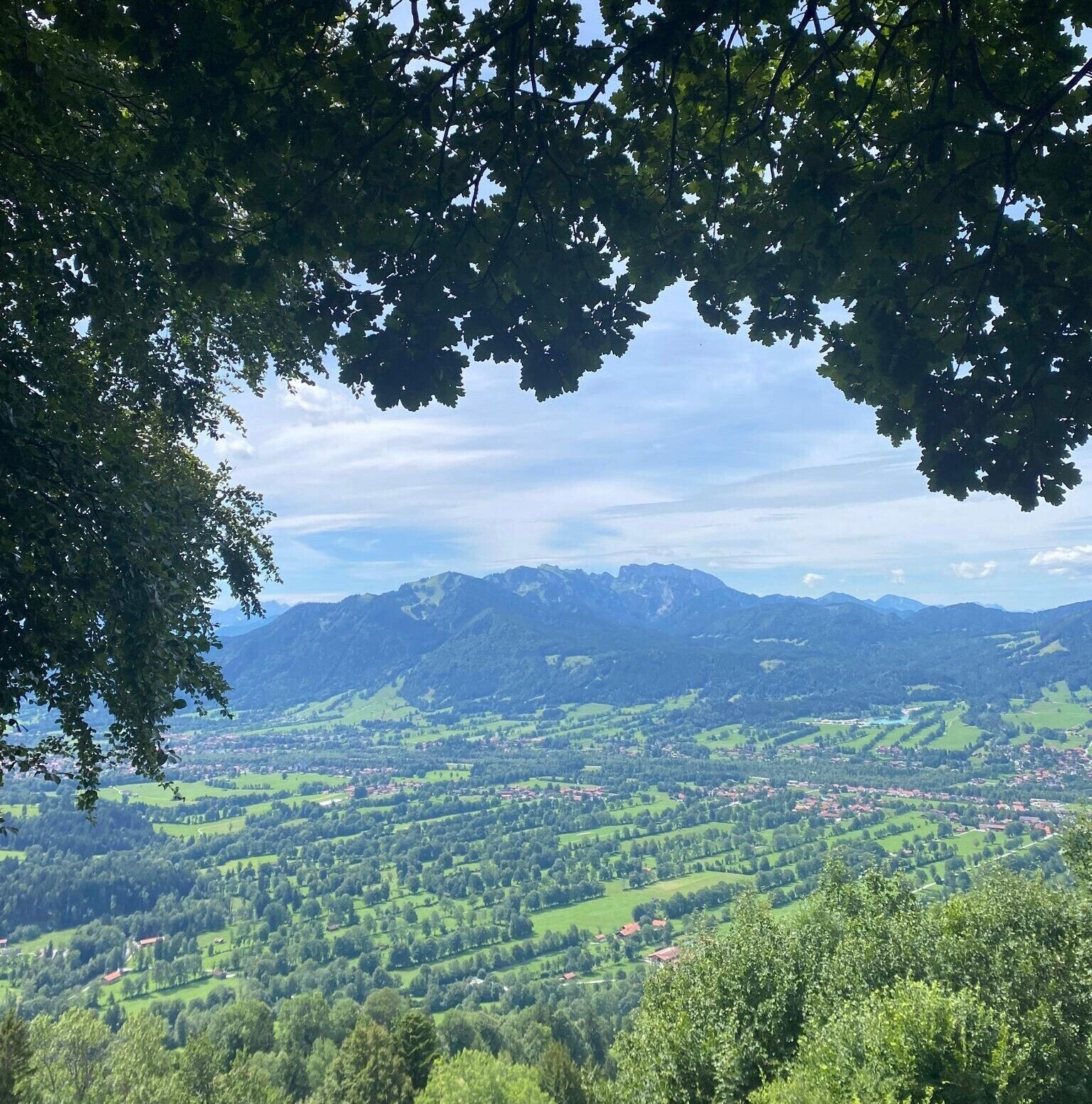 Un paysage montagneux avec une ville située dans la vallée.