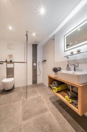Shower, hair dryer, towels - Chalet 'Hochsitz' incl. Königscard (Gaißach)