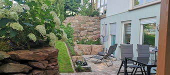 Holiday Apartment 'Schmuckkästchen' with Private Terrace, Shared Garden and Wi-Fi