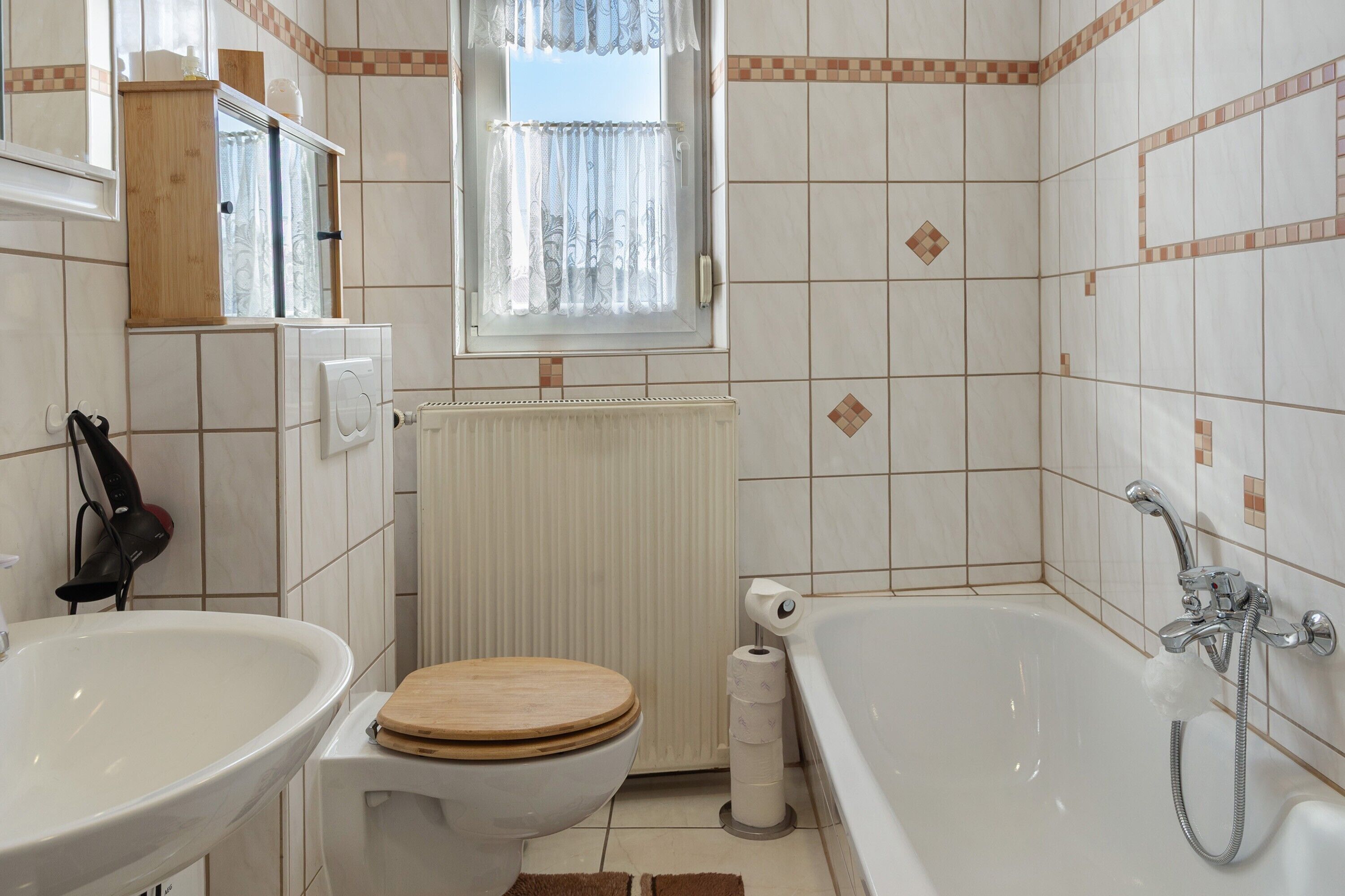 Une salle de bain avec un lavabo, des toilettes et une baignoire.