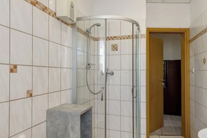 Suihku, hiustenkuivaaja, pyyhkeet