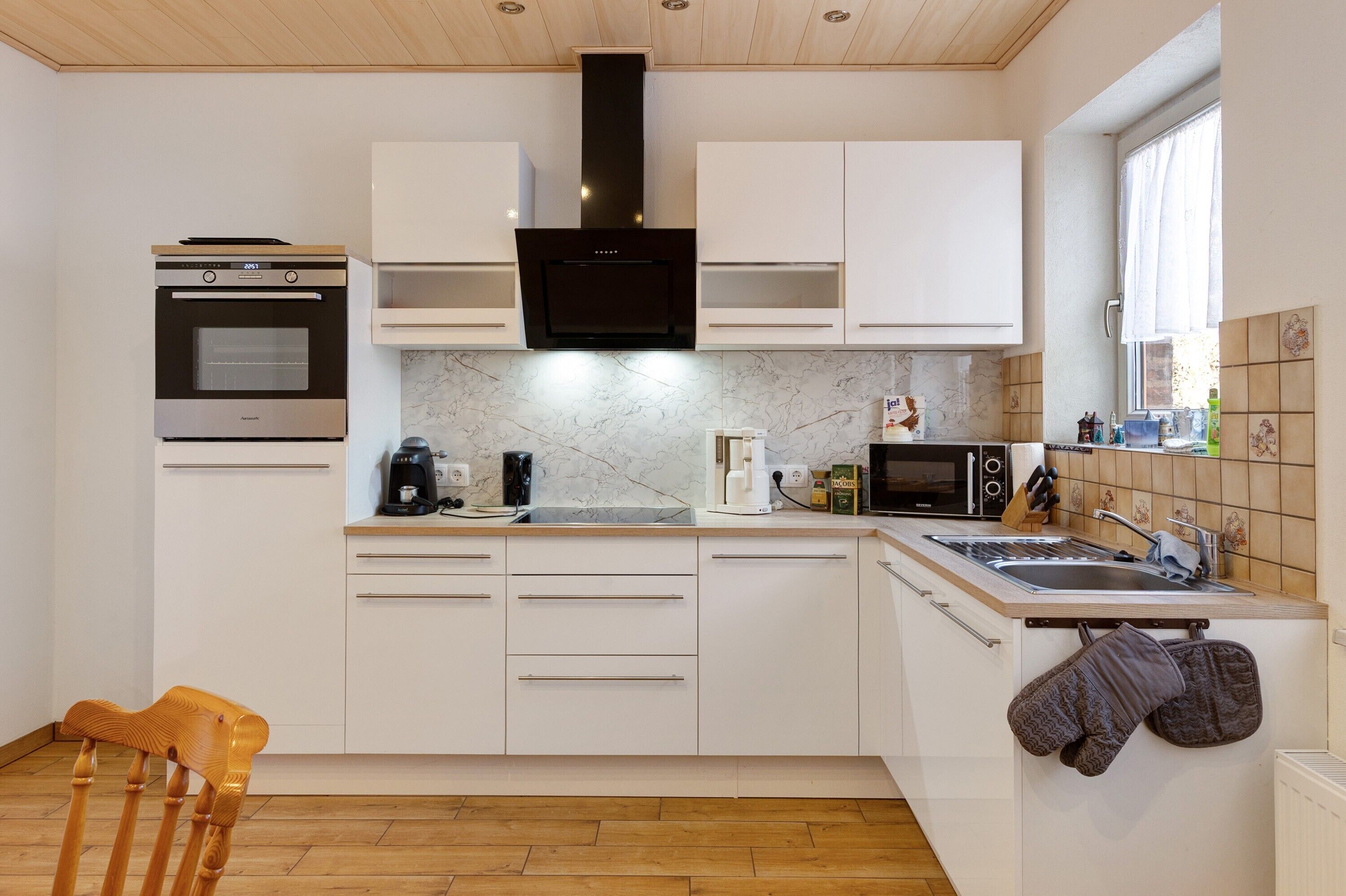 Frigorifero, microonde, forno, piano cottura