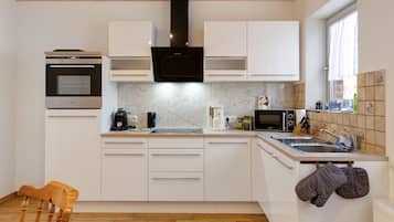 Frigorifero, microonde, forno, piano cottura