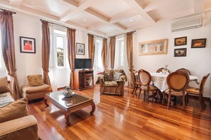 Leilighet – classic, byutsikt | Oppholdsområde | Flatskjerm-TV