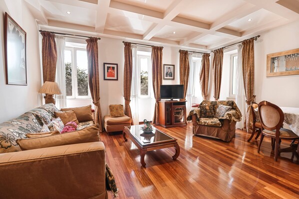 Classic Apartment, City View | Living area