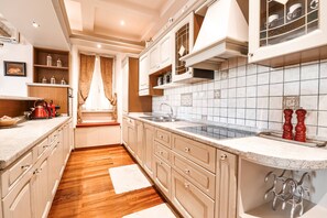 Classic-Apartment, Stadtblick | Eigene Küche