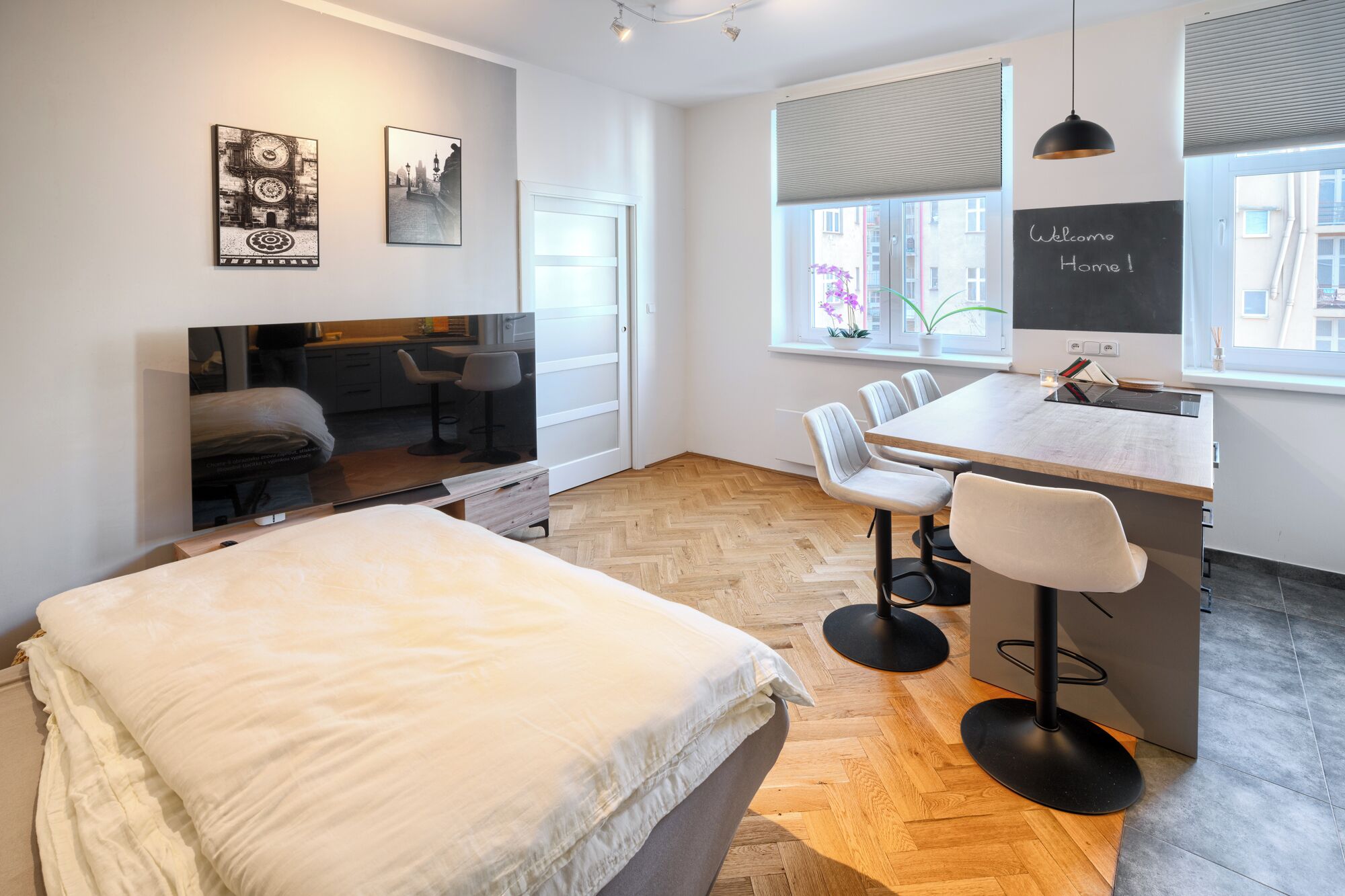 Een moderne hotelkamer met een bed, een bureau en een zithoek.