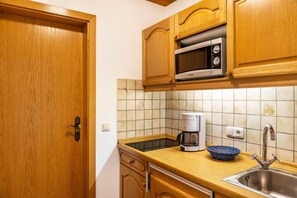 Réfrigérateur, micro-ondes, plaque de cuisson, cafetière/bouilloire