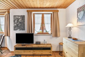 Interior - Apartment 'Karwendel' with Mountain View, Balcony and Wi-Fi (Mittenwald)