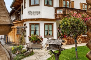 A traditional building with a sign 'Ferienwohnung' indicating a holiday rental. - Studio 'Burgberg' with Mountain View, Balcony and Wi-Fi (Mittenwald)