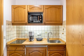 Kühlschrank, Mikrowelle, Herdplatte, Wasserkocher mit Kaffee-/Teezubehör