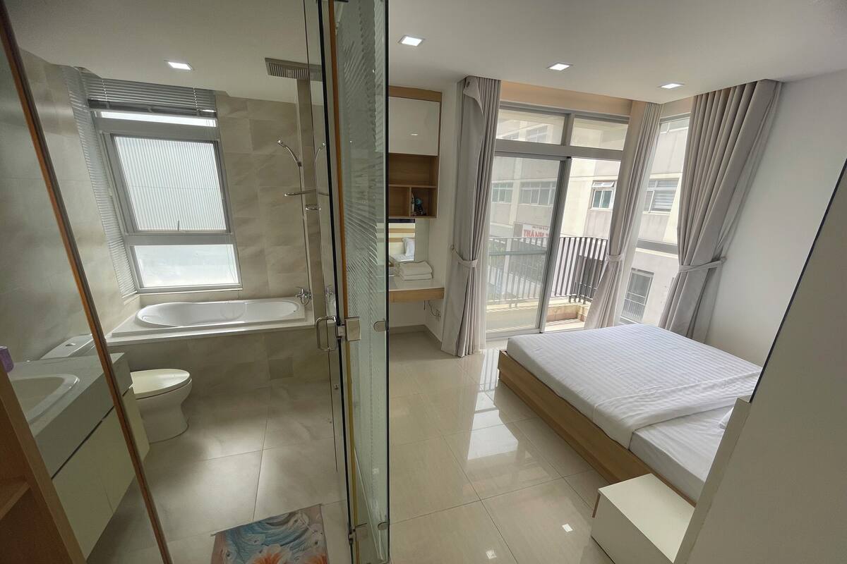 Une salle de bain moderne avec une baignoire, des toilettes et une douche à parois de verre.