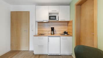 Kühlschrank, Mikrowelle, Herdplatte, Wasserkocher mit Kaffee-/Teezubehör