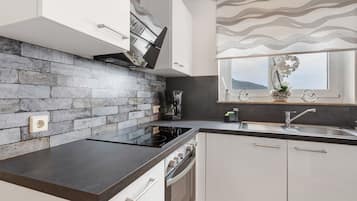 Fridge, oven, stovetop, coffee/tea maker