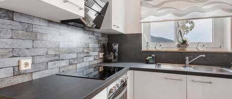 Réfrigérateur, four, plaque de cuisson, cafetière/bouilloire