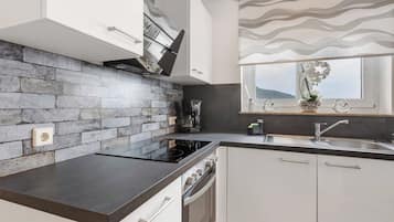 Kühlschrank, Ofen, Herdplatte, Wasserkocher mit Kaffee-/Teezubehör