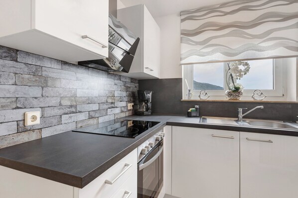 Kühlschrank, Ofen, Herdplatte, Wasserkocher mit Kaffee-/Teezubeh�ör