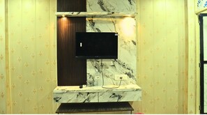 Habitación estándar doble | Zona de estar | Televisión de 32 pulgadas con canales digitales, además de Netflix, Hulu