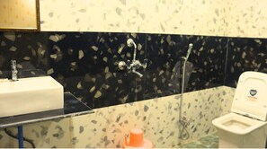 Ducha, albornoces, zapatillas y toallas