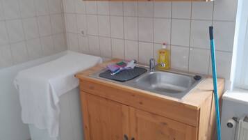 Kühlschrank, Mikrowelle, Herdplatte, Wasserkocher mit Kaffee-/Teezubehör