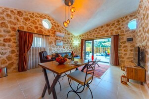 로열 빌라, 침실 1개, 전용 수영장 | 고급 침구, 각각 다른 스타일의 인테리어, 각각 다르게 가구 비치, 책상