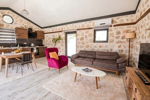 Vila clássica, 1 quarto, piscina particular | Área de estar | TV LCD 52 polegadas com canais via satélite