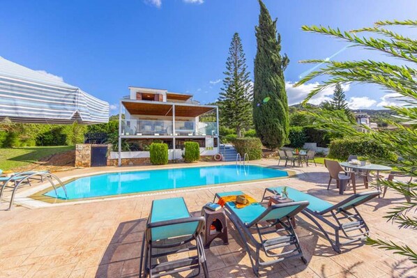 A modern two-story house with a swimming pool, outdoor seating, and a well-maintained garden. - Villa Argaka Vista in Argaka (Argaka)