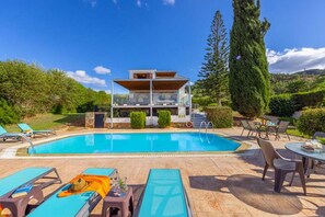 A modern villa with a swimming pool, outdoor seating, and a lush garden. - Villa Argaka Vista in Argaka (Argaka)