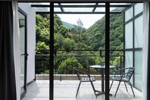 Espacio para trabajar con laptop, wifi gratis y ropa de cama