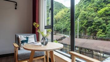 Family Twin Room | Laptop workspace, free WiFi, bed sheets