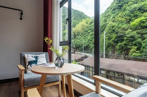 Espacio para trabajar con laptop, wifi gratis y ropa de cama