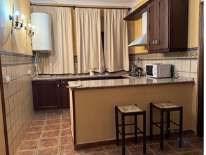 Lemari es, pemanggang roti, dan peralatan masak/sendok-piring