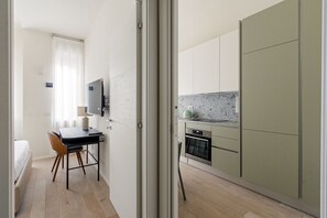1 makuuhuone, työpöytä, silitysrauta/-lauta, vauvan matkasänky