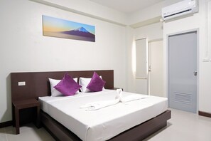 Doppia Standard | Una scrivania, Wi-Fi gratuito