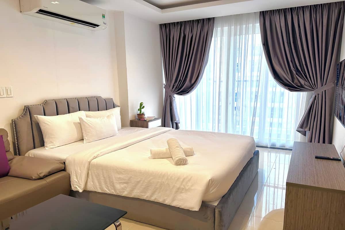 Business Suite, 4 Bedrooms, Club Lounge Access, City View | Premium bedding, down comforters, Select Comfort beds, free minibar