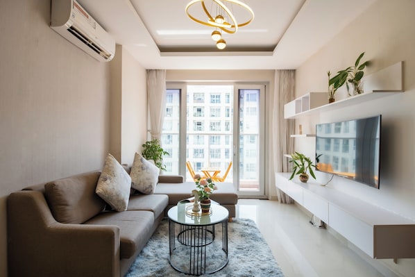 Family Suite, Multiple Bedrooms, Pool Access, Pool View | Living area | 65-inch Smart TV with cable channels, fireplace, Netflix