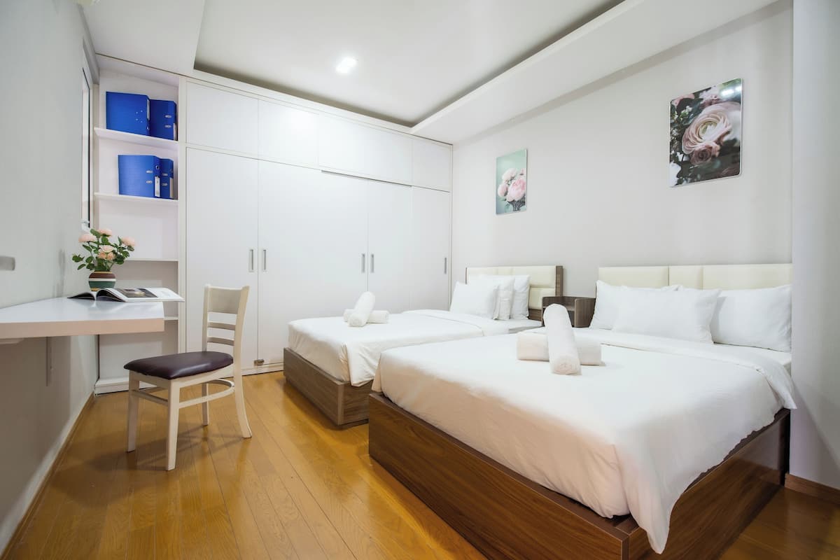 Familie suite, meerdere slaapkamers, toegang tot de clublounge, uitzicht op stad | 2 slaapkamers, luxe beddengoed, donzen dekbedden, Select Comfort-bedden