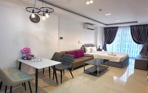 Családi apartman, 3 hálószobával, club lounge-belépés, kilátással a városra | Nappalirész | Okostévé, kandalló, Netflix és okoshangszórók