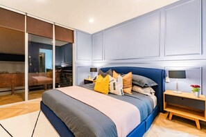 5 bedrooms, desk, iron/ironing board, travel crib