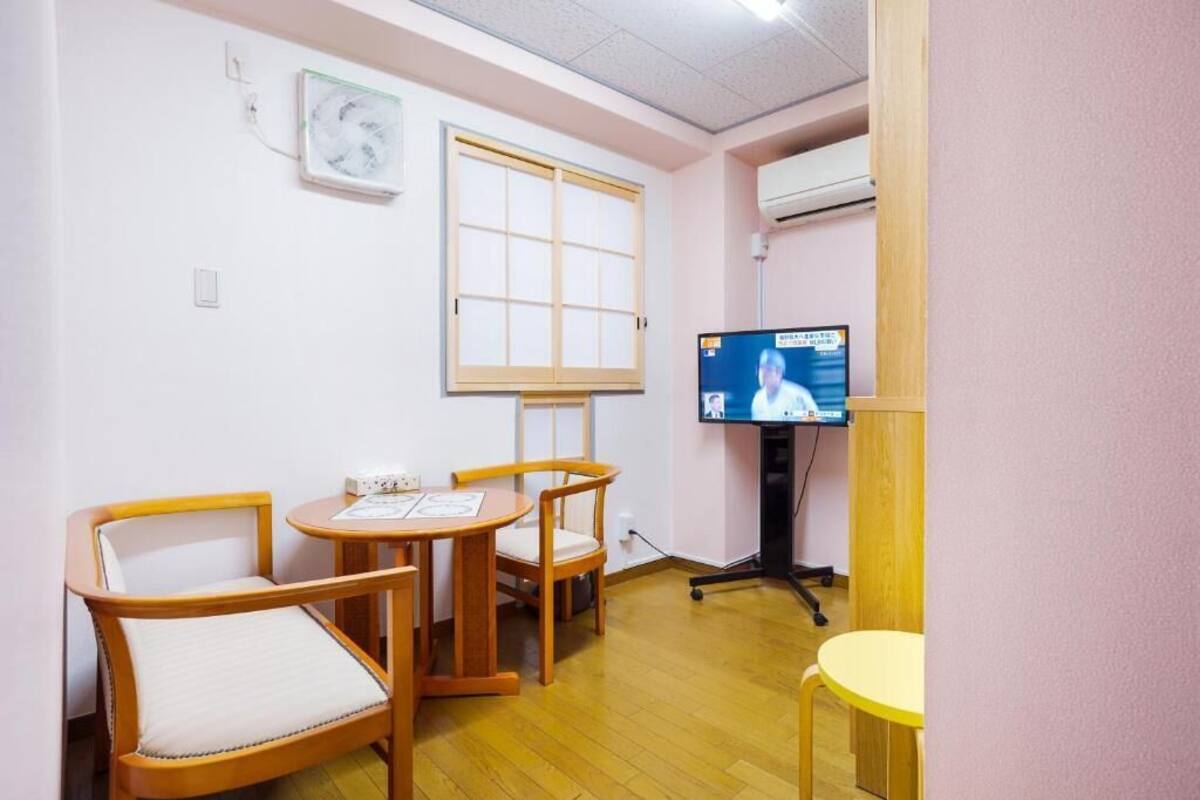 Deluxe Suite, City View | Living area